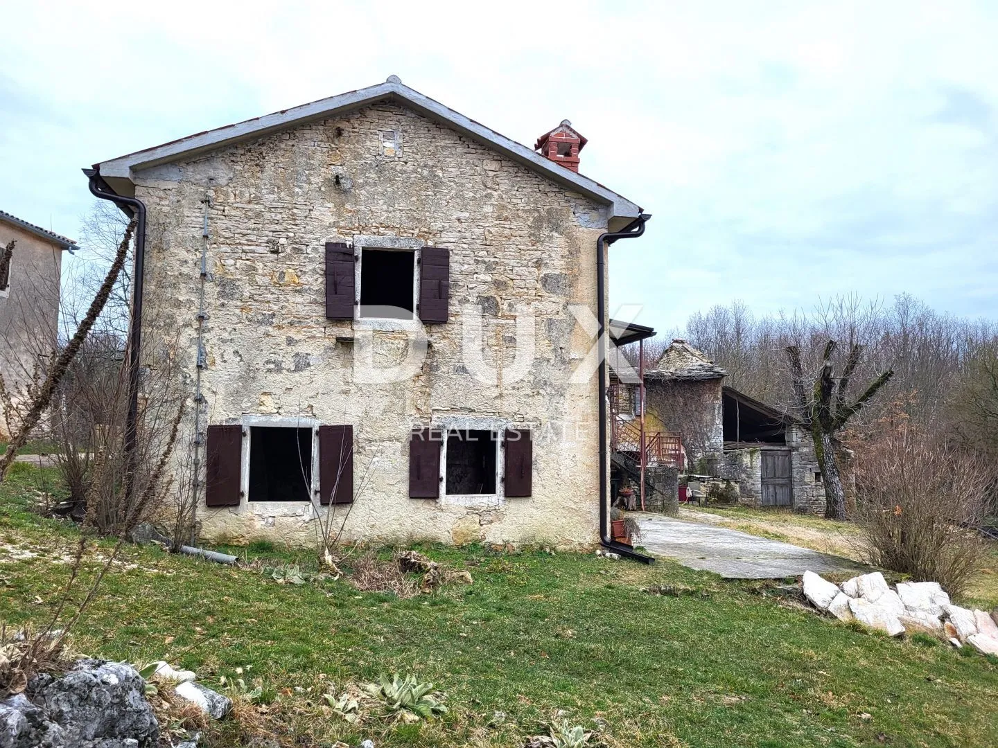 ISTRA, PAZIN - Istarska kuća zadnja u nizu s pripadajućom okućnicom, UPORABNA DOZVOLA - Lindar, Pazin