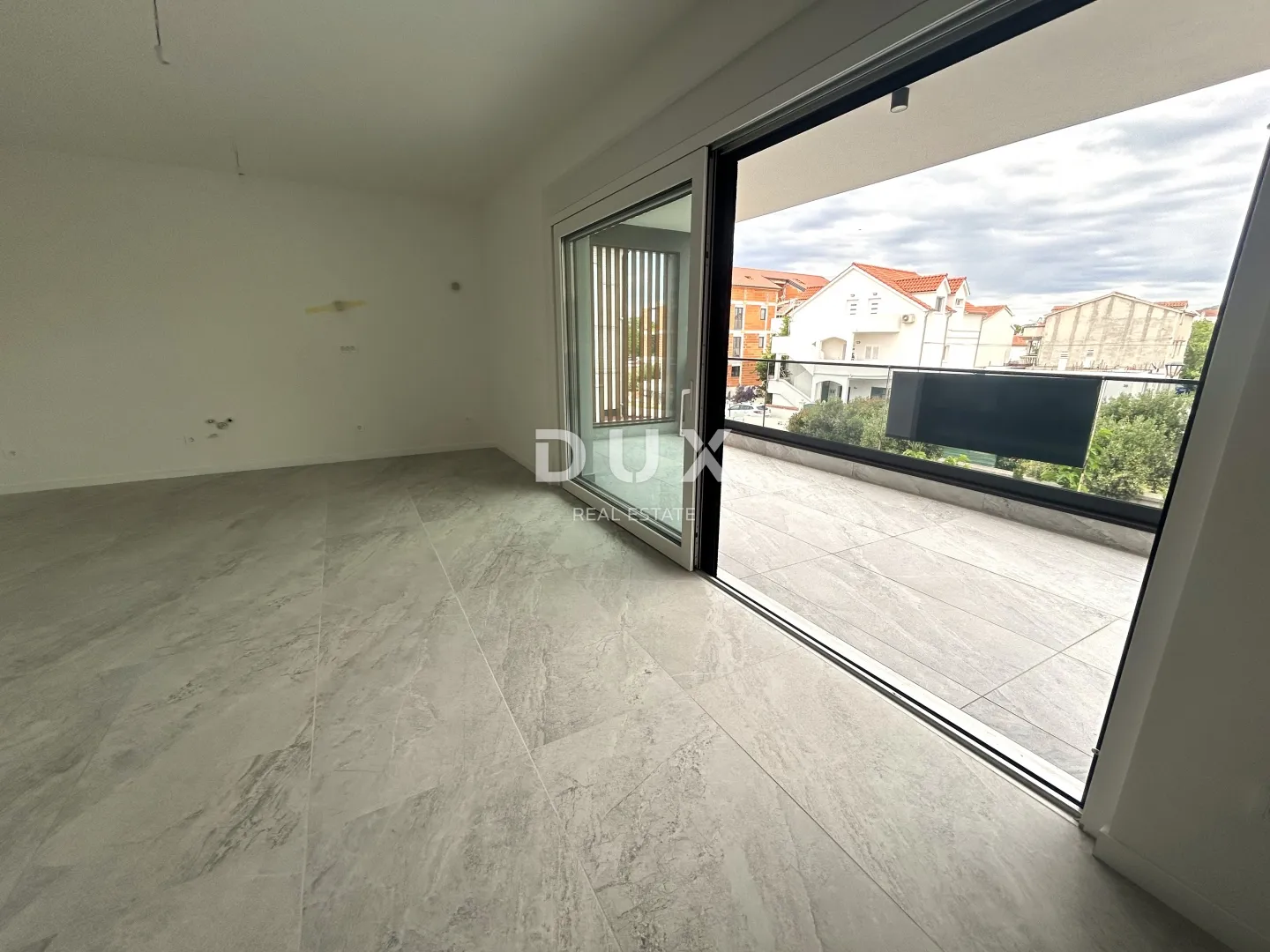 šibenik, vodice – 120m od plaže, pogled na more, velika terasa, garaža - slika 2