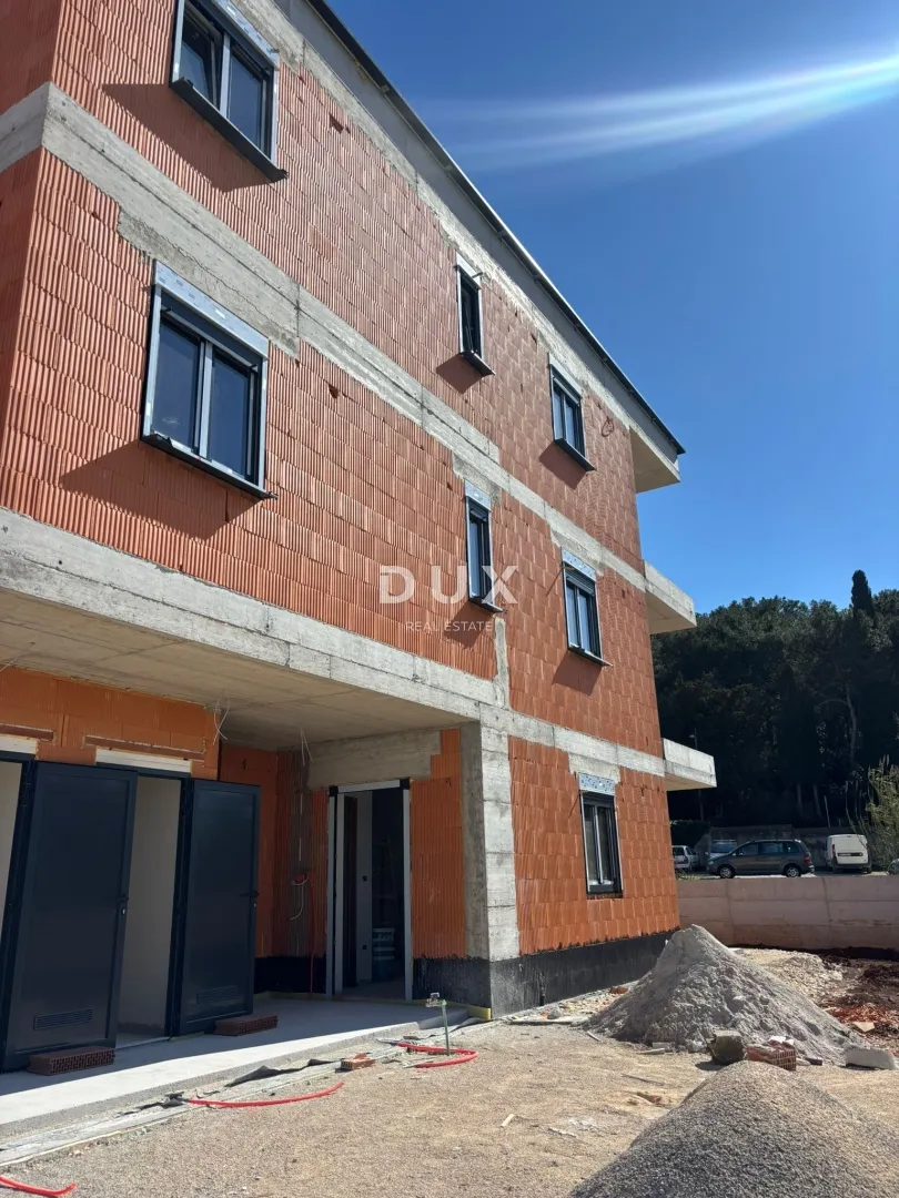 Istra, Pula, 1- sobni stan s vrtom , novogradnja, parking , spremište