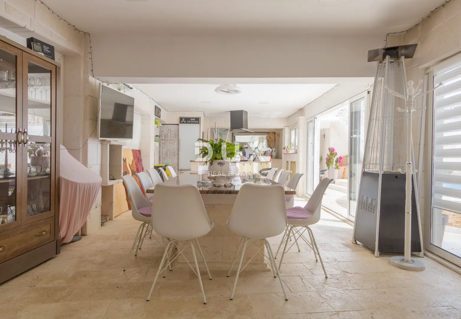 vodice, vila sa 7 apartmana i bazenom - slika 6