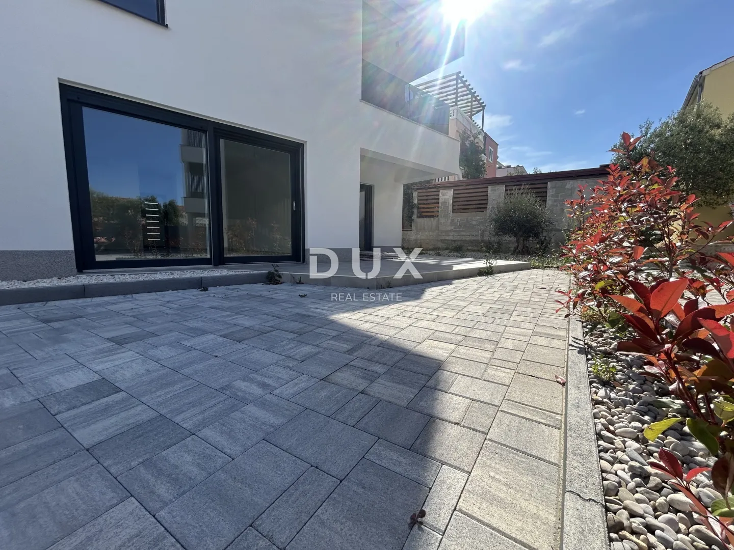 ŠIBENIK, VODICE – Stan u prizemlju sa 121 m² vrta, 2 parkinga, novogradnja