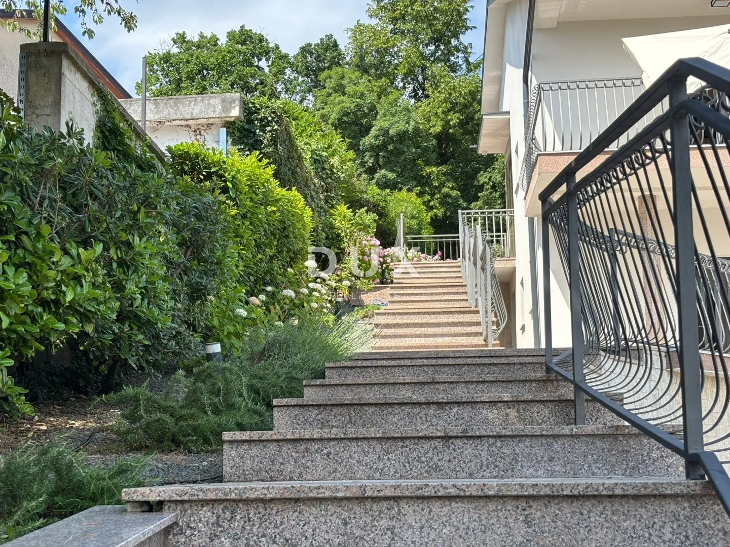 opatija, matulji - obiteljska vila s dva stana , garažom i bazenom! - slika 11