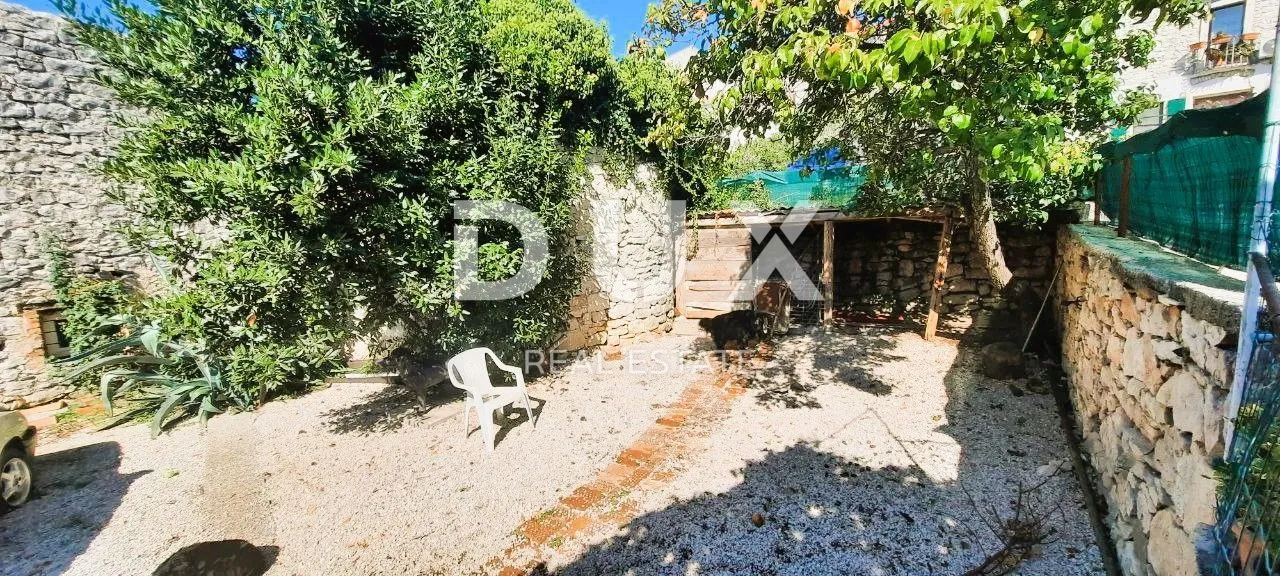 istra, brtonigla - kuća u nizu za adaptaciju sa dvorištem - slika 4