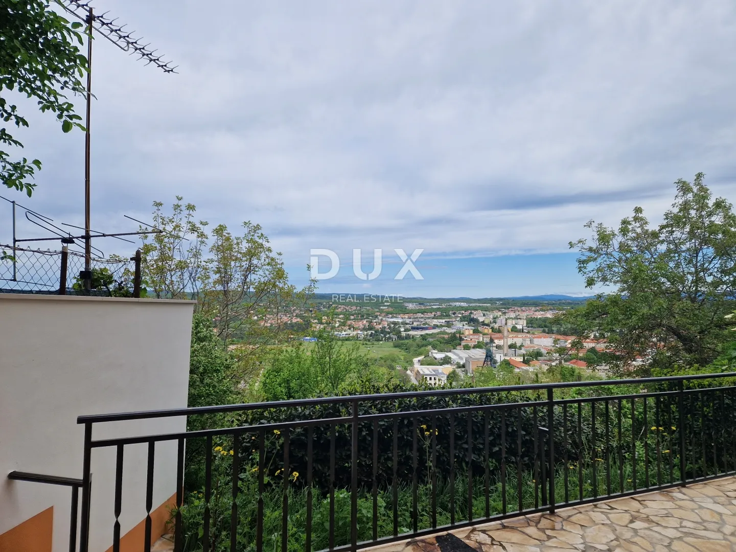 istra, labin – stan, 81 m², terasa, vrt i pogled na grad - slika 30