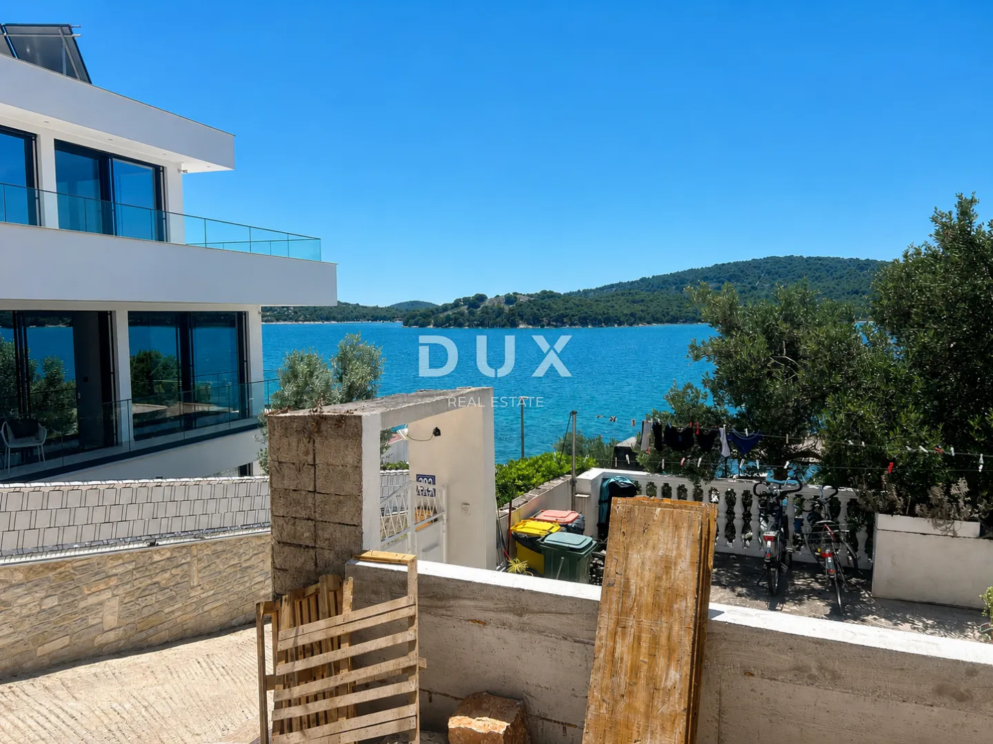 šibenik, tisno – stan 2. red uz more s pogledom na more i velikom terasom i vrtom - slika 2