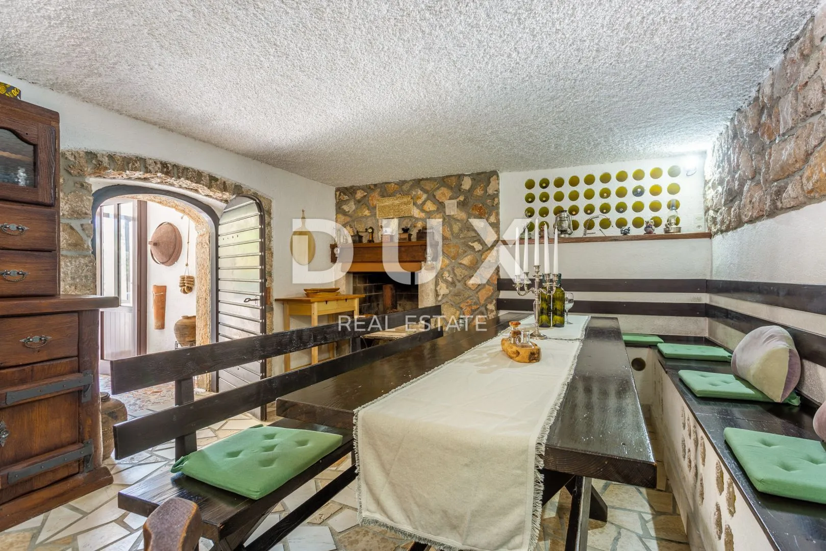 otok krk, vrbnik (okolica) - prilika! kuća s bazenom i jacuzzijem - slika 39