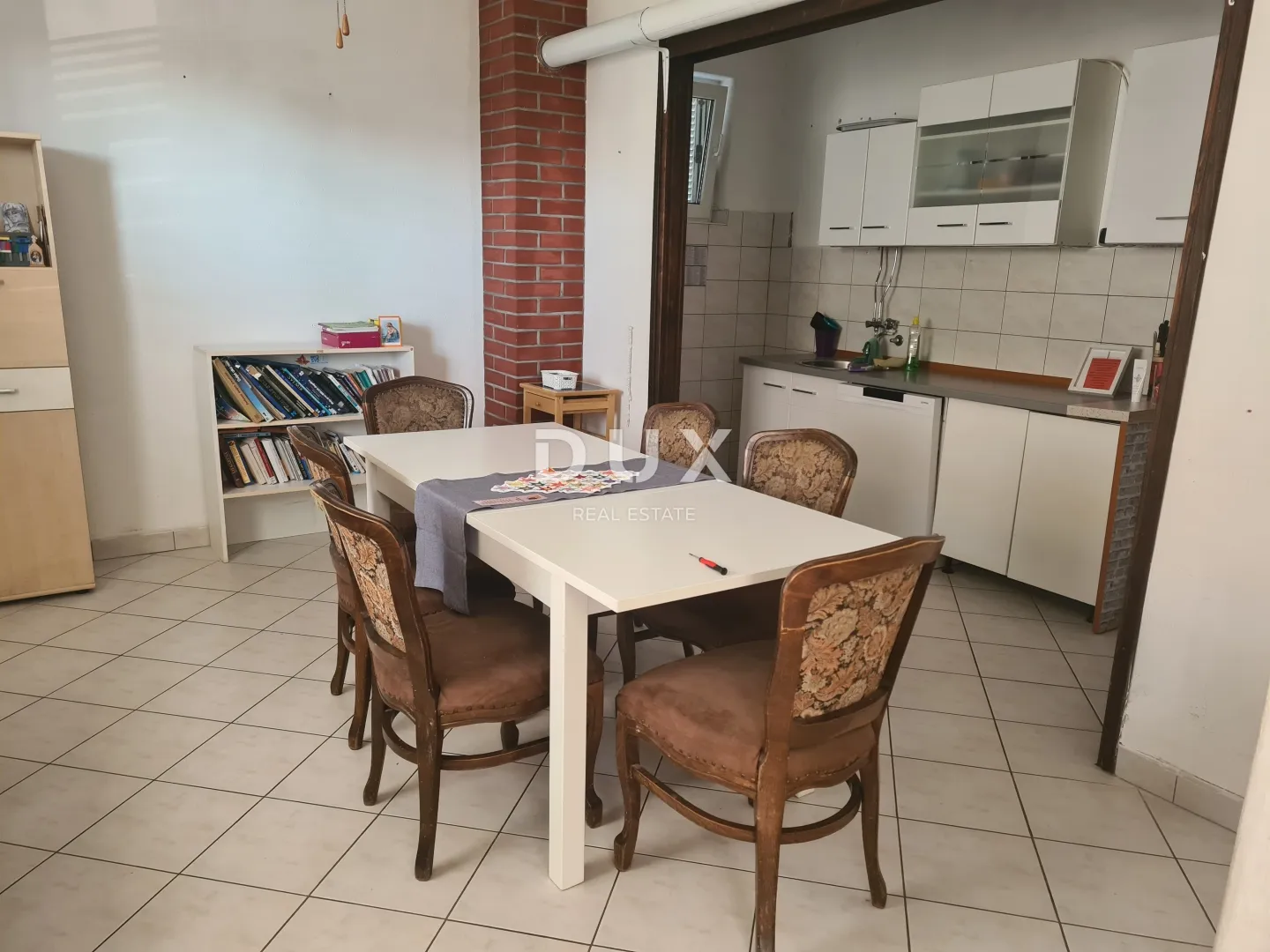 zadar, zemunik - prilika! renovirana obiteljska kuća - slika 36