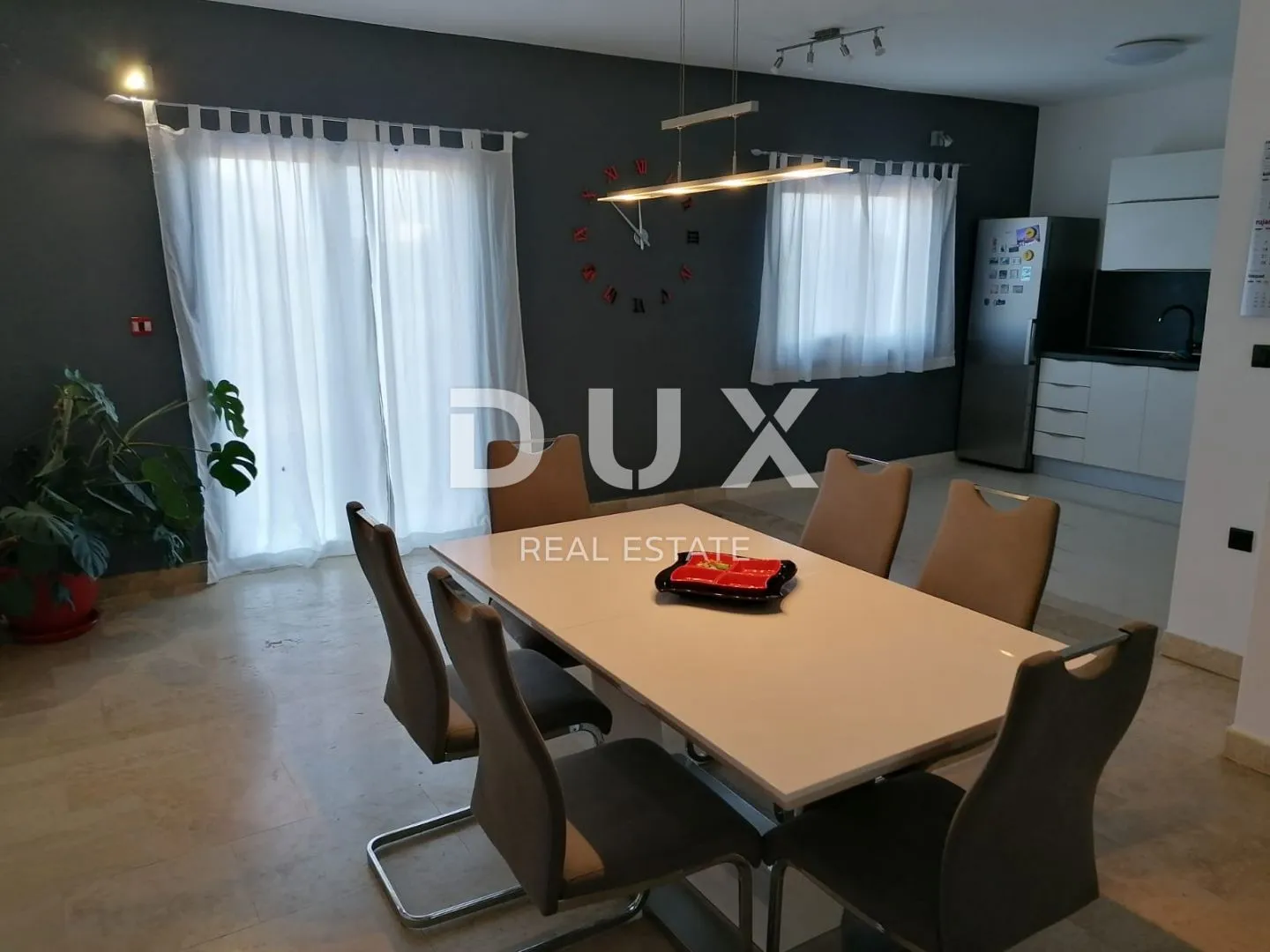 istra, pula - velika obiteljska kuća s 2 apartmana, konobom i garažom - slika 3