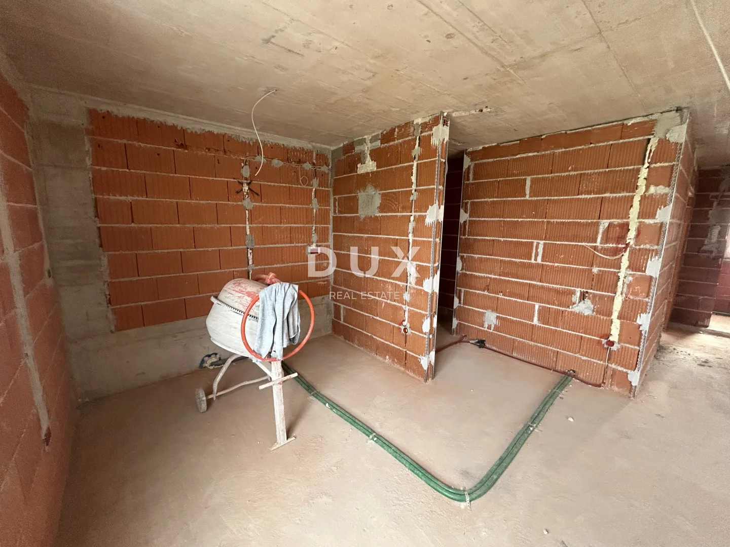 šibenik, vodice – 121 m² privatnog vrta, garaža, 500 m od mora - slika 12