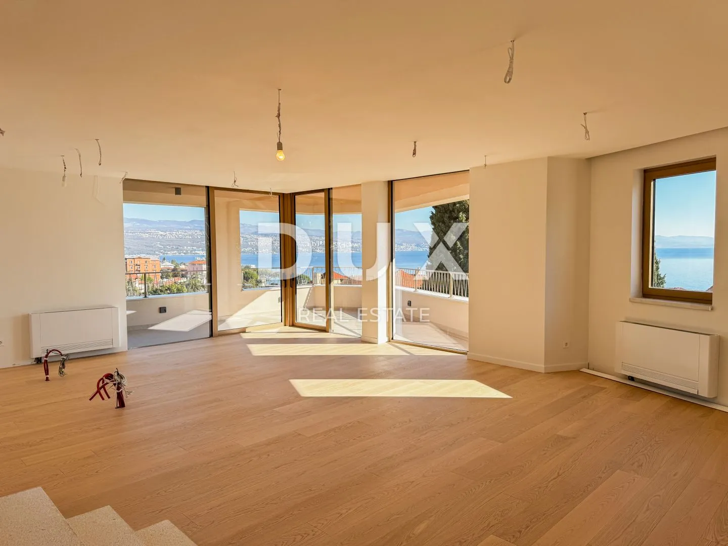 OPATIJA, CENTAR – luksuzan penthouse u centru Opatije, privatna pozicija i krovni bazen, samo 200m od mora
