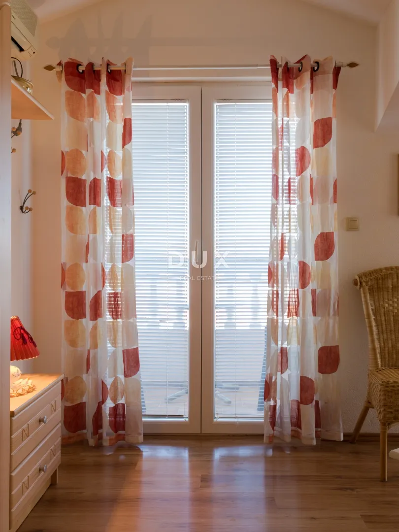 vodice, obrove, vila, 291,76 m2, tri etaže, dvorište - slika 25