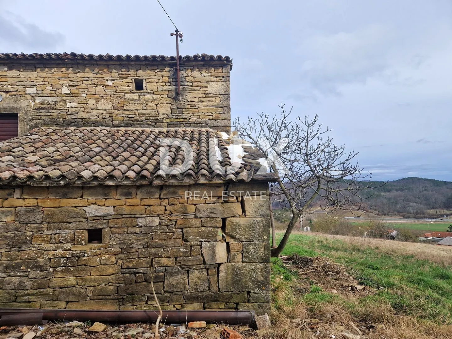 istra, cerovlje - samostojeća kamena zgrada - slika 14