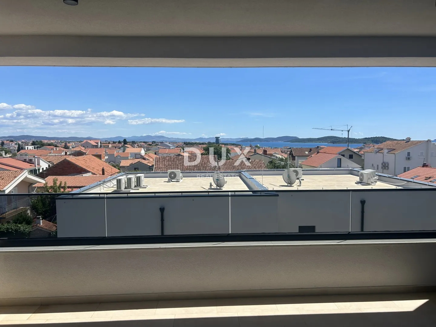 DALMACIJA, VODICE – Dvosoban stan s velikom terasom i pogledom na more, 2 ostave
