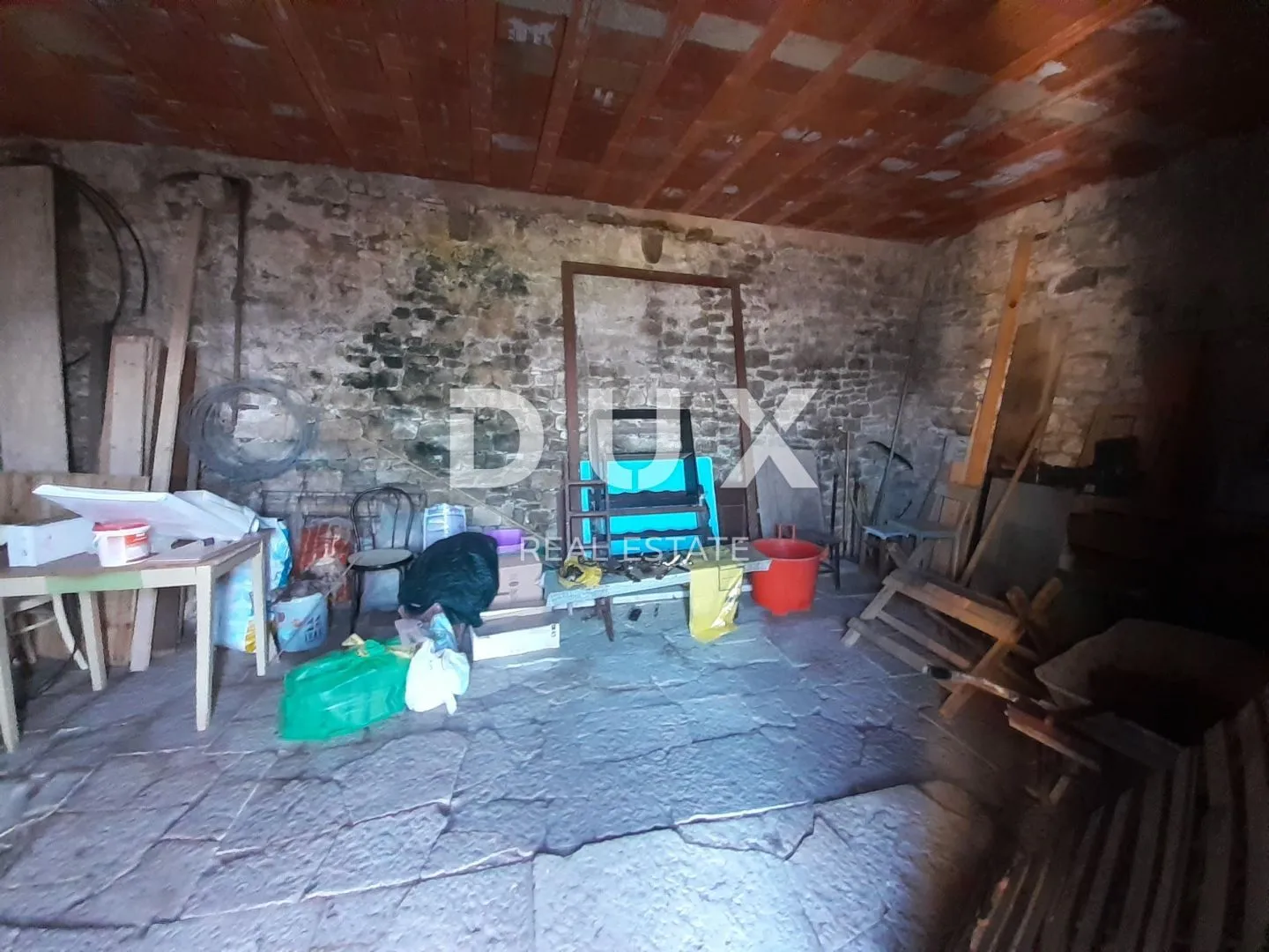 istra, motovun - višekatnica u centru motovuna - slika 13