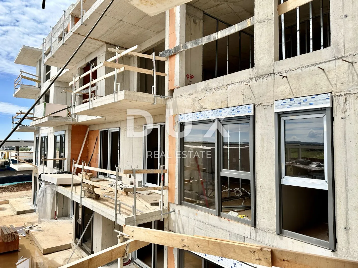 istra, umag - vrhunski 2s+db s balkonom u novogradnji - slika 1