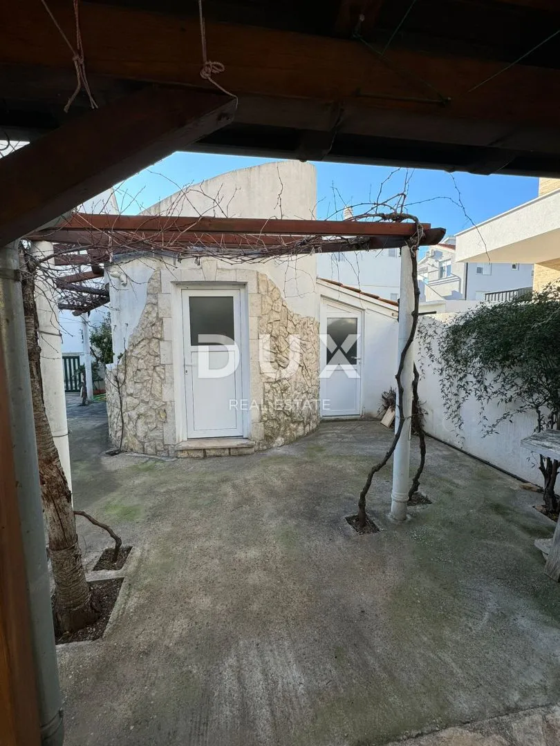 šibenik, vodice - prekrasna samostojeća kuća u vodicama! - slika 32