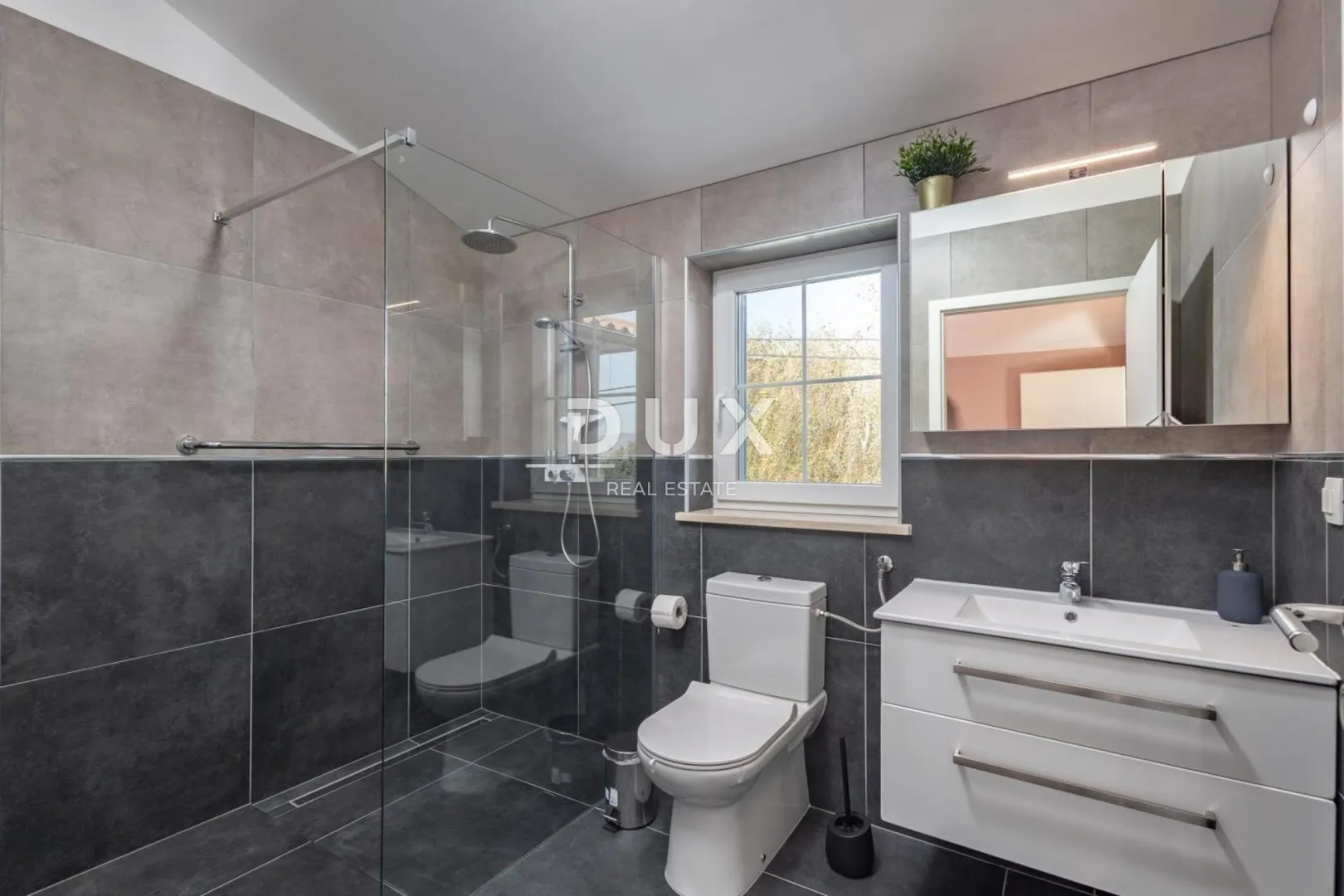 istra, labin - komforna kuća s dva stana - slika 31
