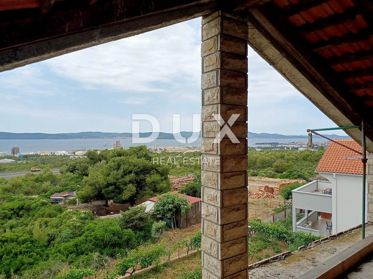 zadar, ploče - prostrana višekatnica s pogledom na more - slika 32