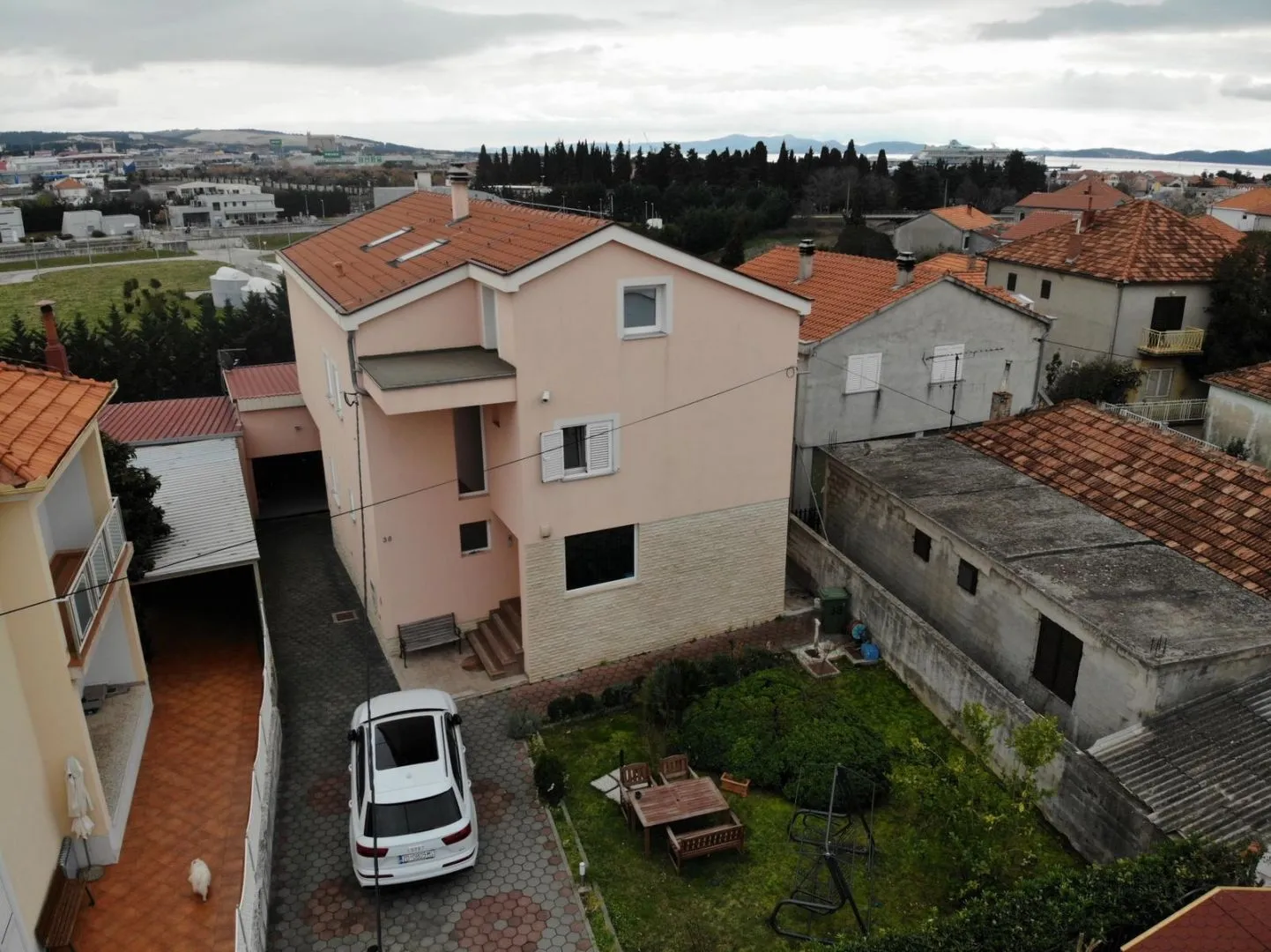 zadar, smiljevac - prostrana renovirana kuća s garažom - slika 34