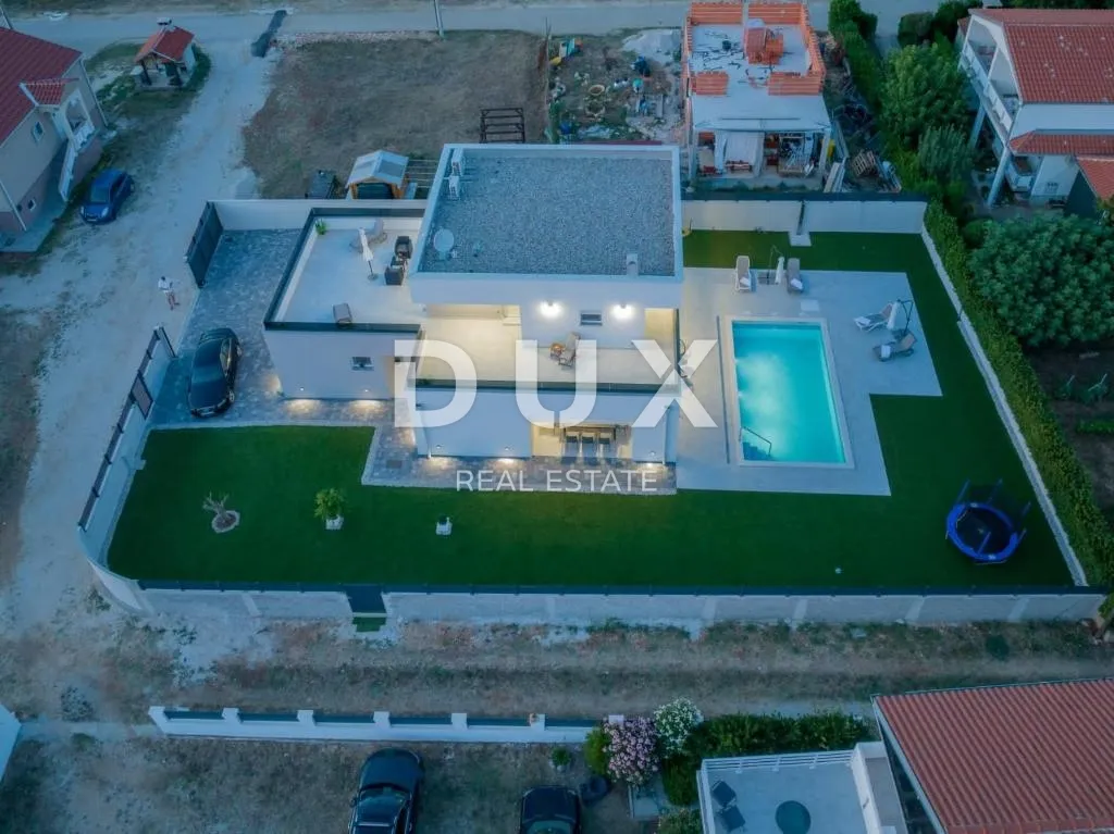 zadar, vrsi - kompletno namještena vila s bazenom i garažom! - slika 2