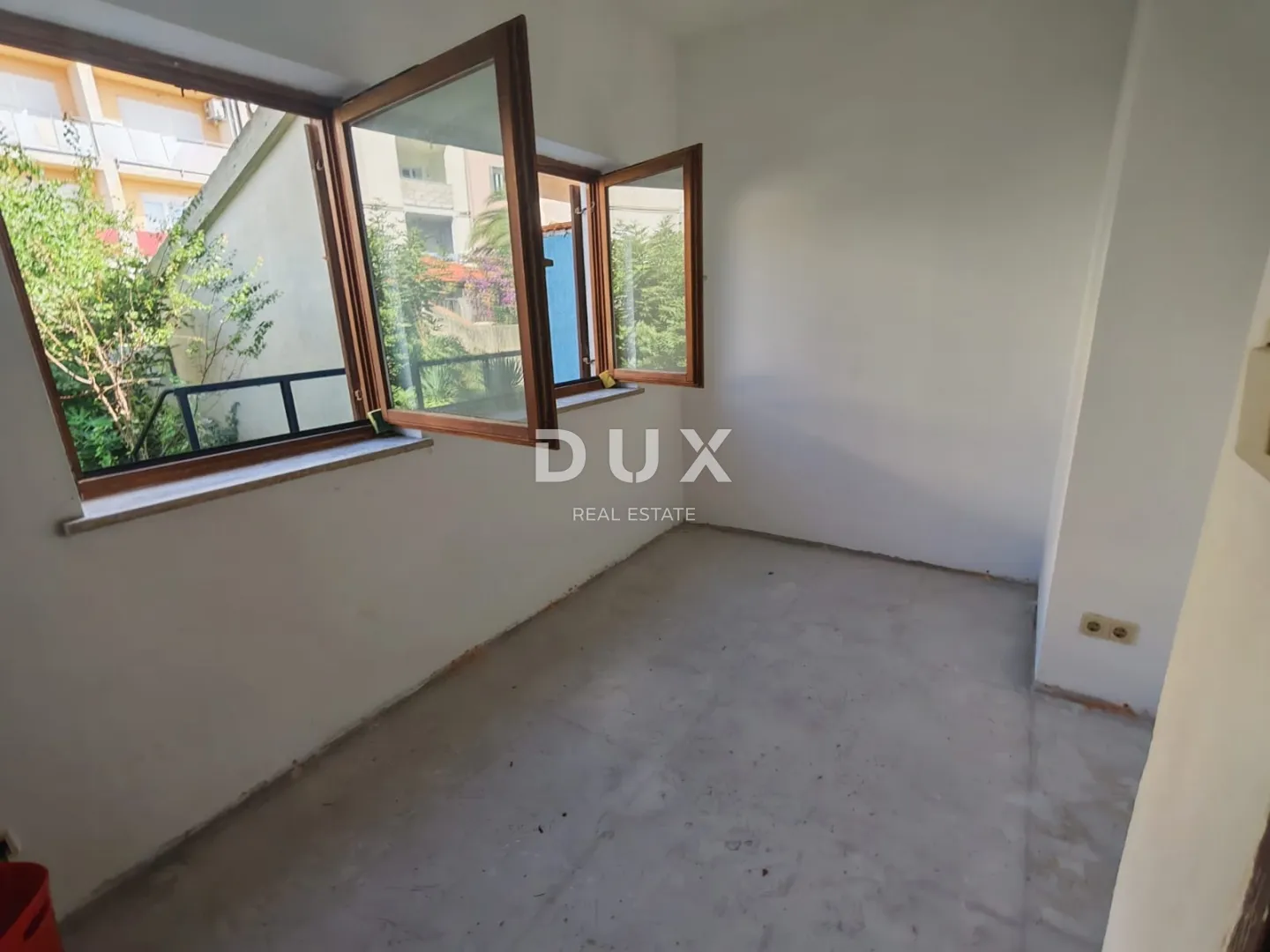 istra, pula - kuća 250m2, 700m od mora - slika 7