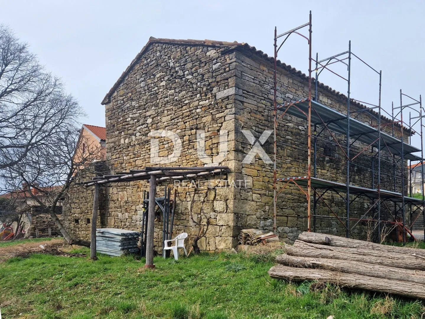 istra, cerovlje - samostojeća kamena zgrada - slika 15