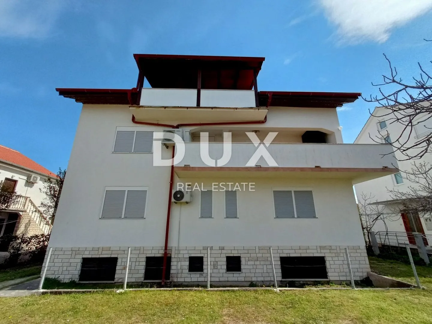 zadar, sabunike - prostrana apartmanska kuća s velikom okućnicom - slika 2