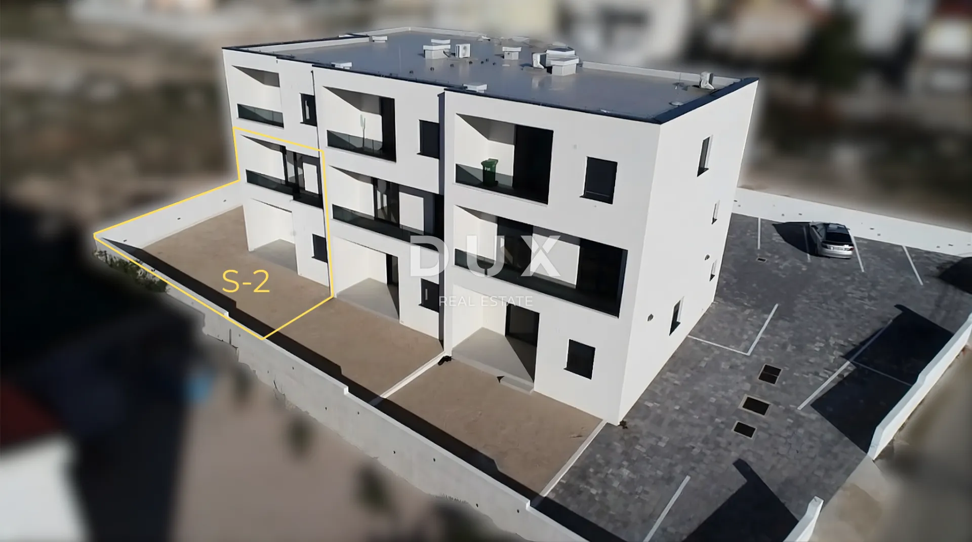 ŠIBENIK, VODICE – Dvoetažni stan s dvorištem na mirnoj lokaciji