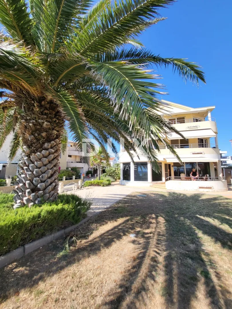 ZADAR, PRIVLAKA - EKSKLUZIVNA PRILIKA – Stan u 1. redu do mora!