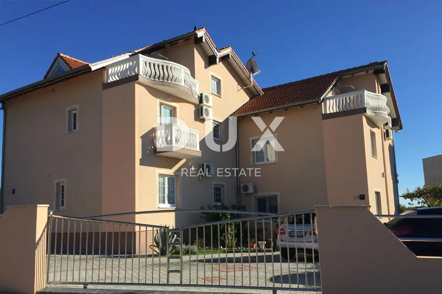 BIOGRAD, SVETI FILIP I JAKOV - SNIŽENO! Apartmanska kuća s bazenom i pogledom na more