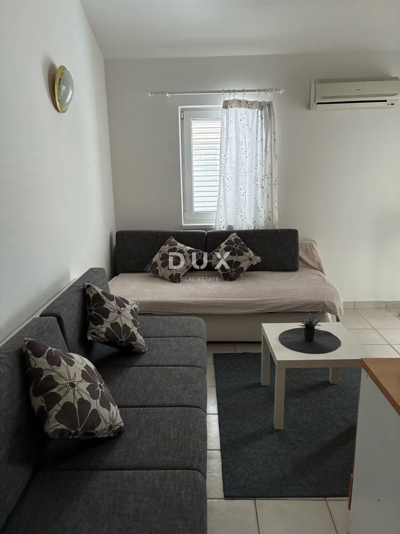 NOVI VINODOLSKI – uređena garsonijera, pored mora, 21 m²