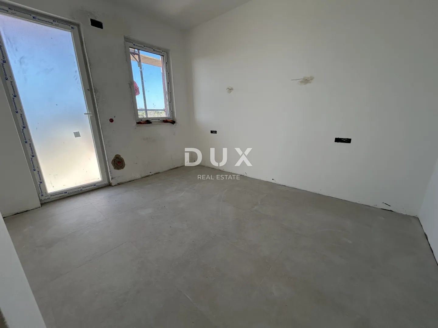 murter, jezera – dvoetažni apartman s bazenom u novogradnji - slika 14