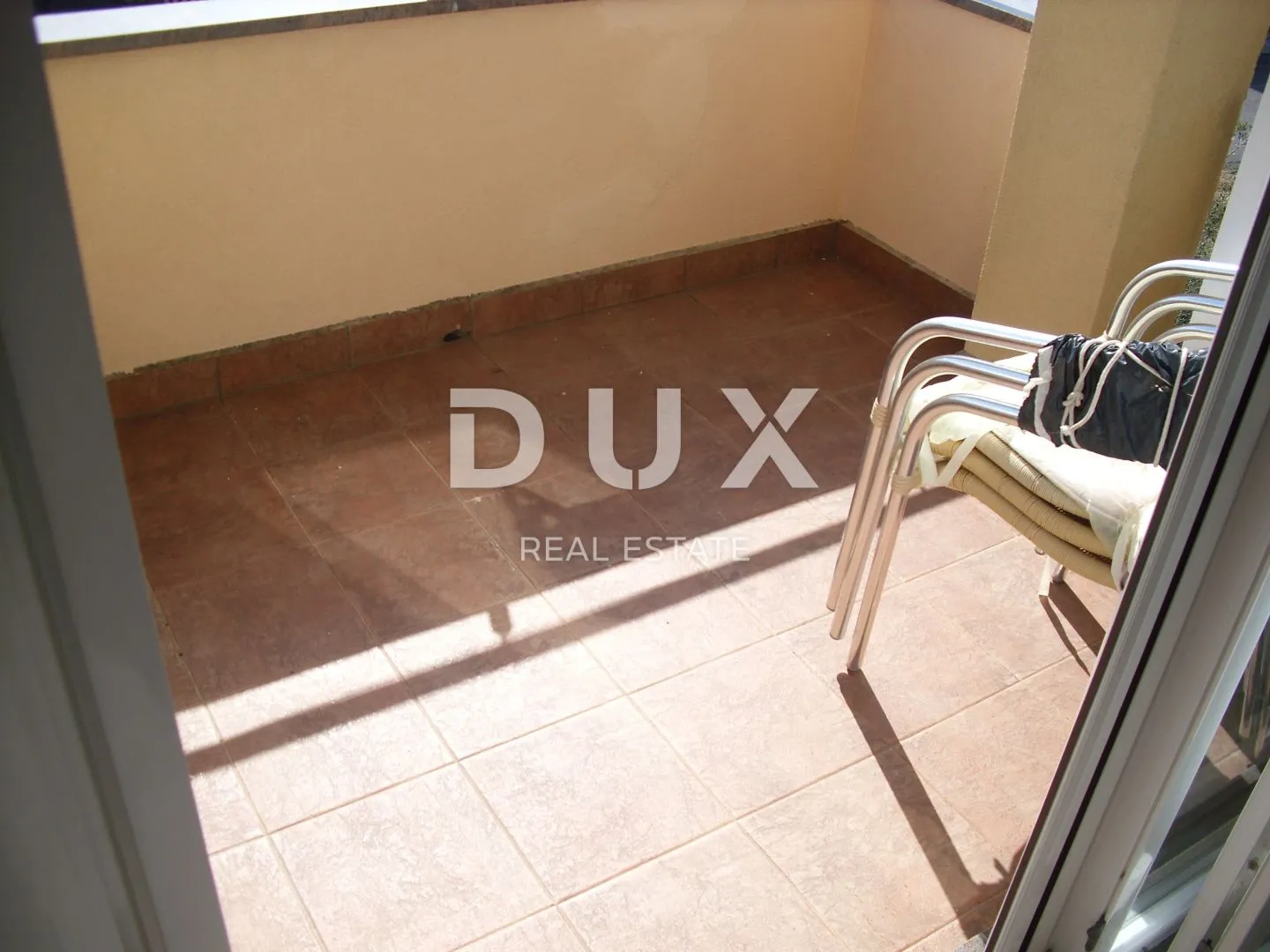 otok krk, grad krk - apartman 2s+db sa okućnicom 53 m2 - slika 8