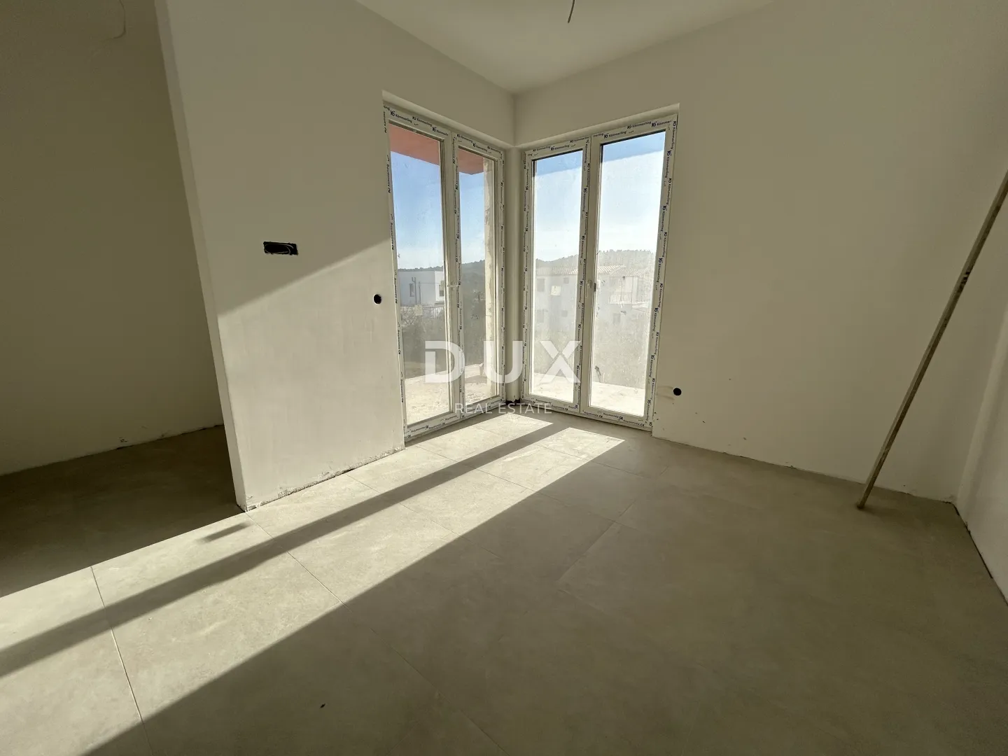 murter, jezera – dvoetažni apartman s bazenom u novogradnji - slika 12