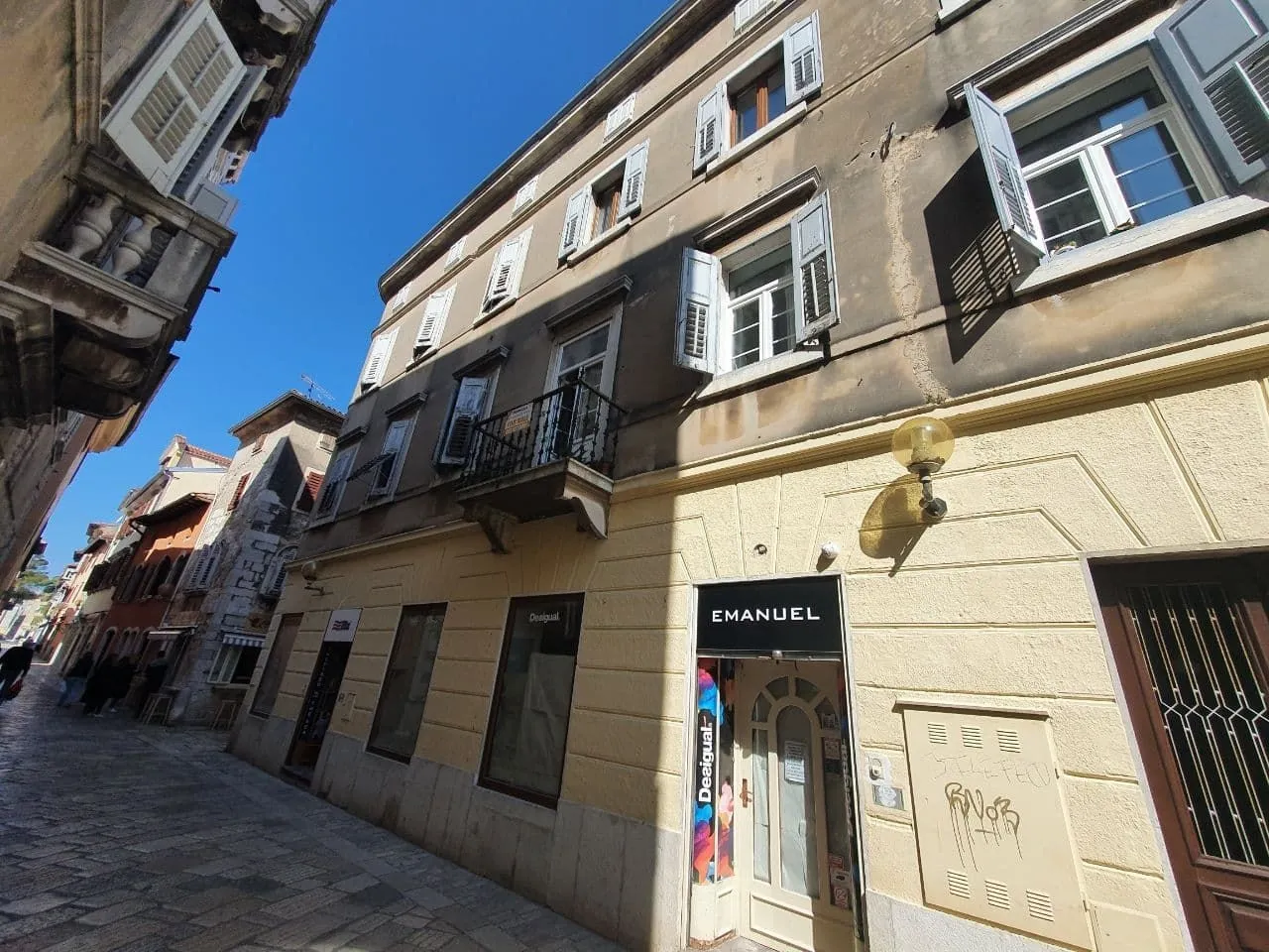 istra, poreč - prostrani stan u srcu starog grada - slika 6