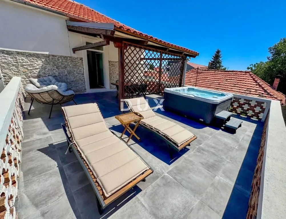 ZADAR, KOLOVARE – Premium apartman 100m od mora s velikom terasom i vlastitim parkingom