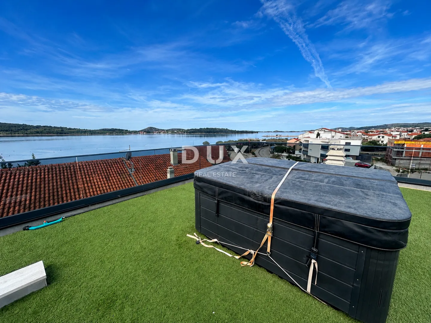 VODICE, SRIMA – Dvosoban stan i studio apartman s krovnom terasom i panoramskim pogledom na more, 50m od mora i plaže - Srima, Vodice