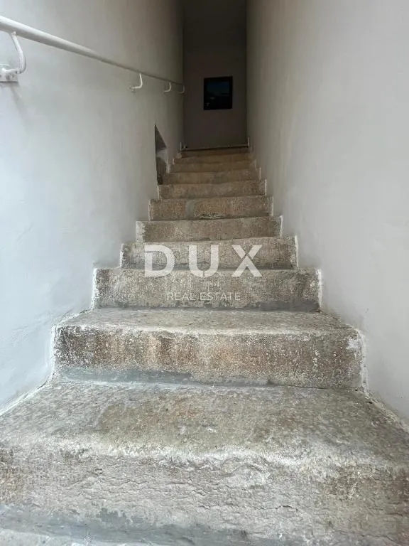 otok krk, grad krk - kuća u centru sa 7 apartmana - slika 10