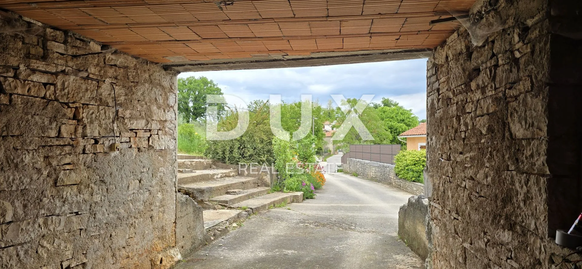 istra, pazin, okolica - samostojeća kuća s puno potencijala - slika 23
