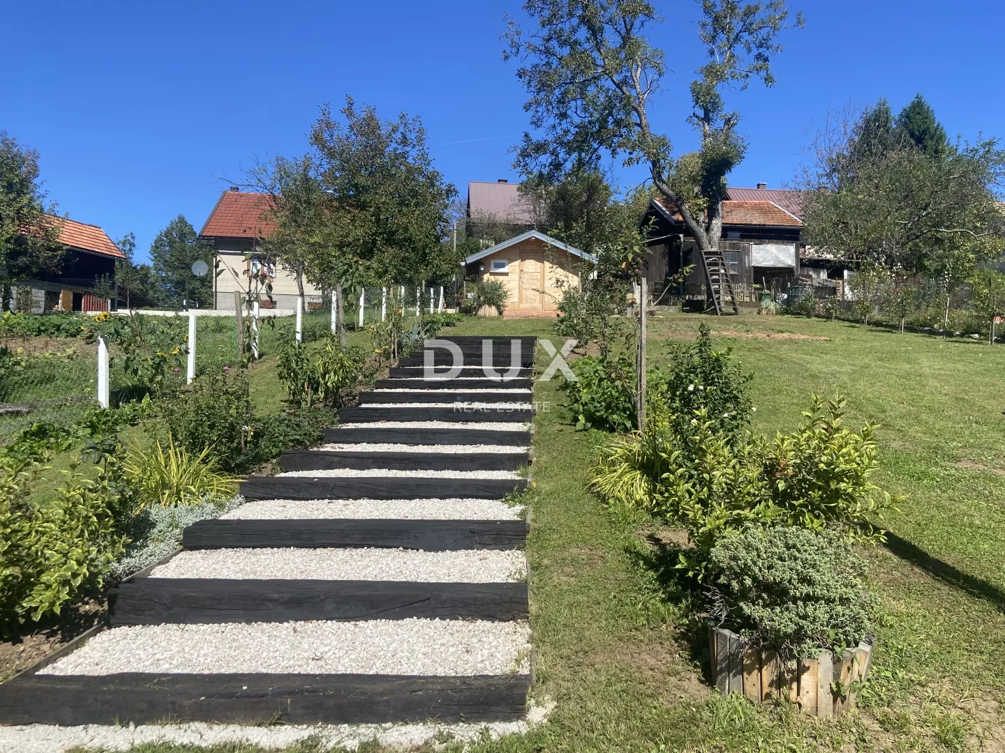 vrbovsko - uređena kuća s lijepom okućnicom - slika 7