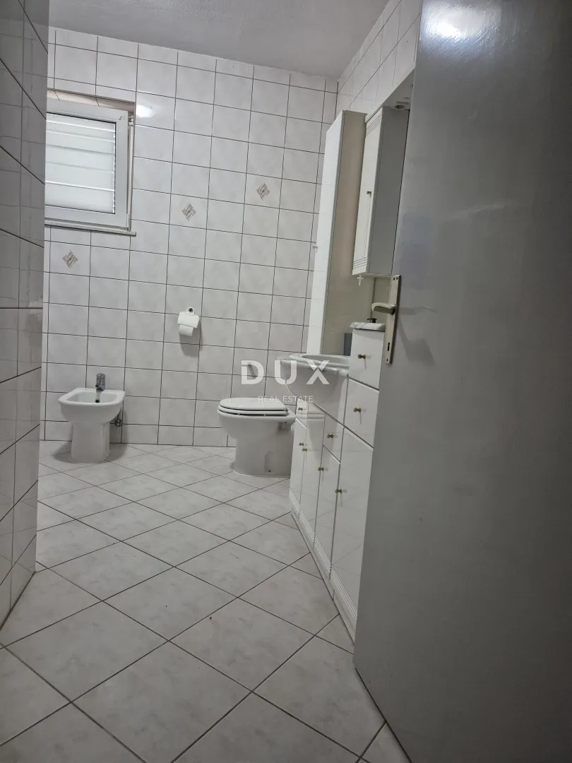 zadar, zemunik - prilika! renovirana obiteljska kuća - slika 40