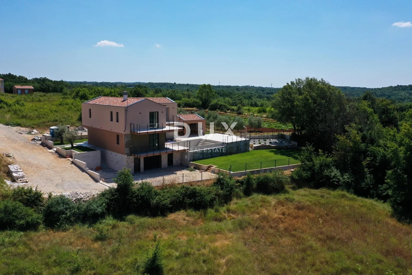 istra, višnjan - kuća s bazenom na rubu naselja - slika 2
