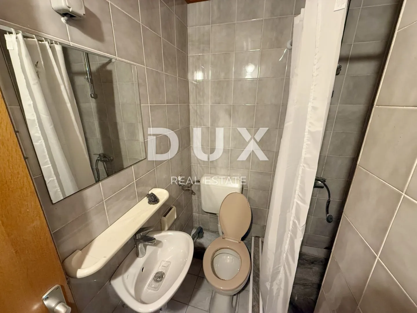 dugo selo, lukarišće - prostrana poslovno-stambena kuća 330m2 + okoliš 800m2 - slika 13