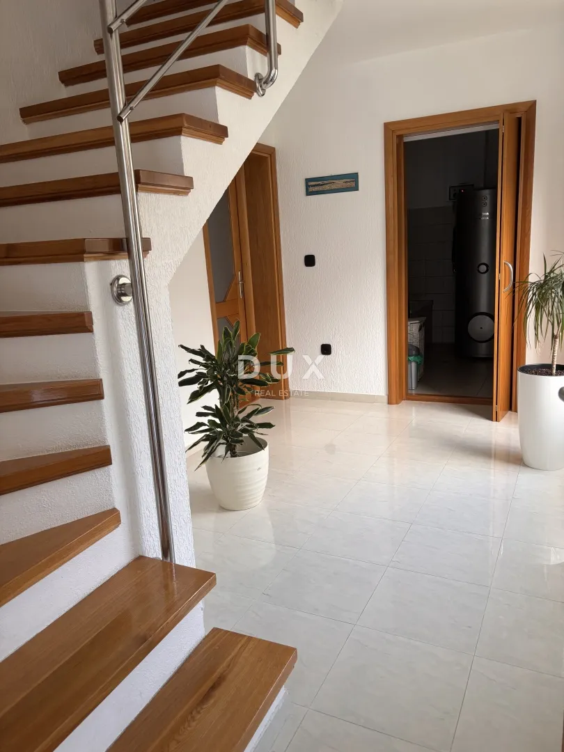 šibenik, crnica – dvoetažni stan sa pogledom i garažom, 250 m² - slika 2
