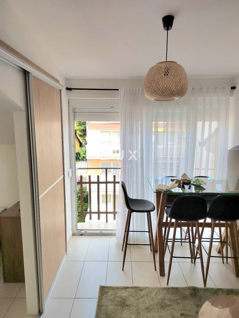 CRIKVENICA - Prvi red do mora, moderno uređen apartman u srcu Crikvenice