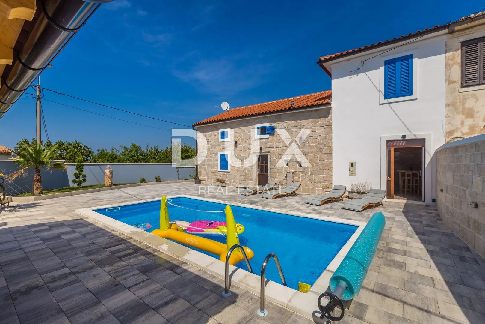 otok krk, okolica dobrinja - dvojna kamena kuća s bazenom - slika 3