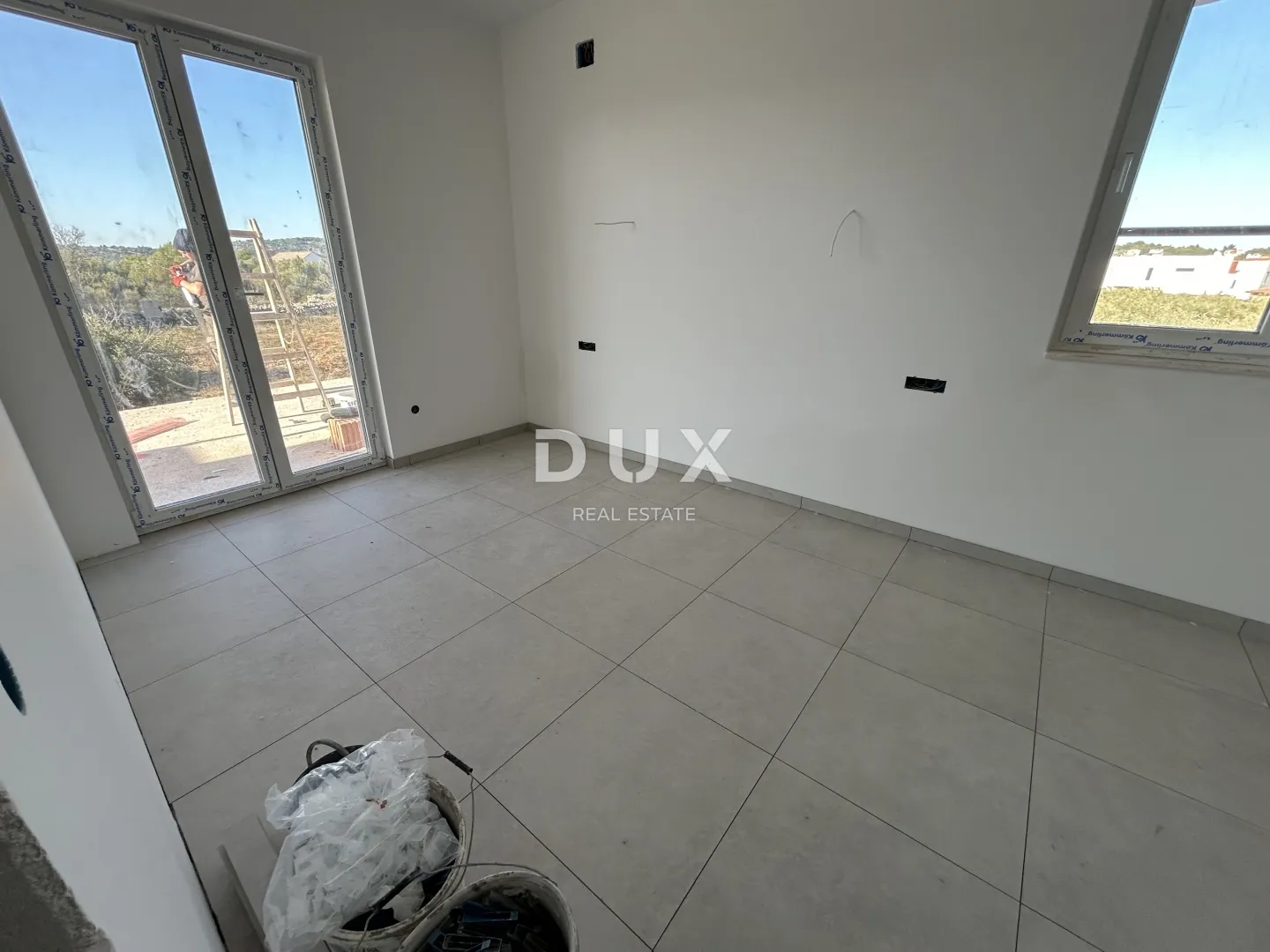 murter, jezera – novogradnja, dvoetažni apartman s bazenom - slika 15
