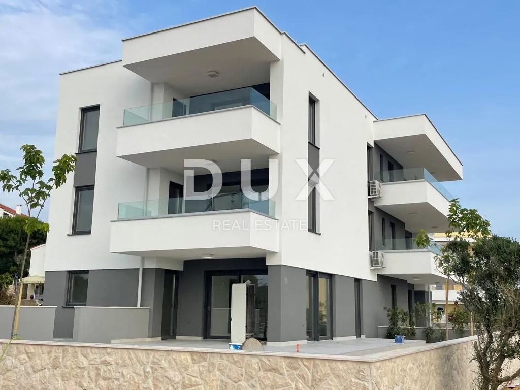 OTOK PAG, NOVALJA - stan u novogradnji top lokacija 4s+db s okućnicom