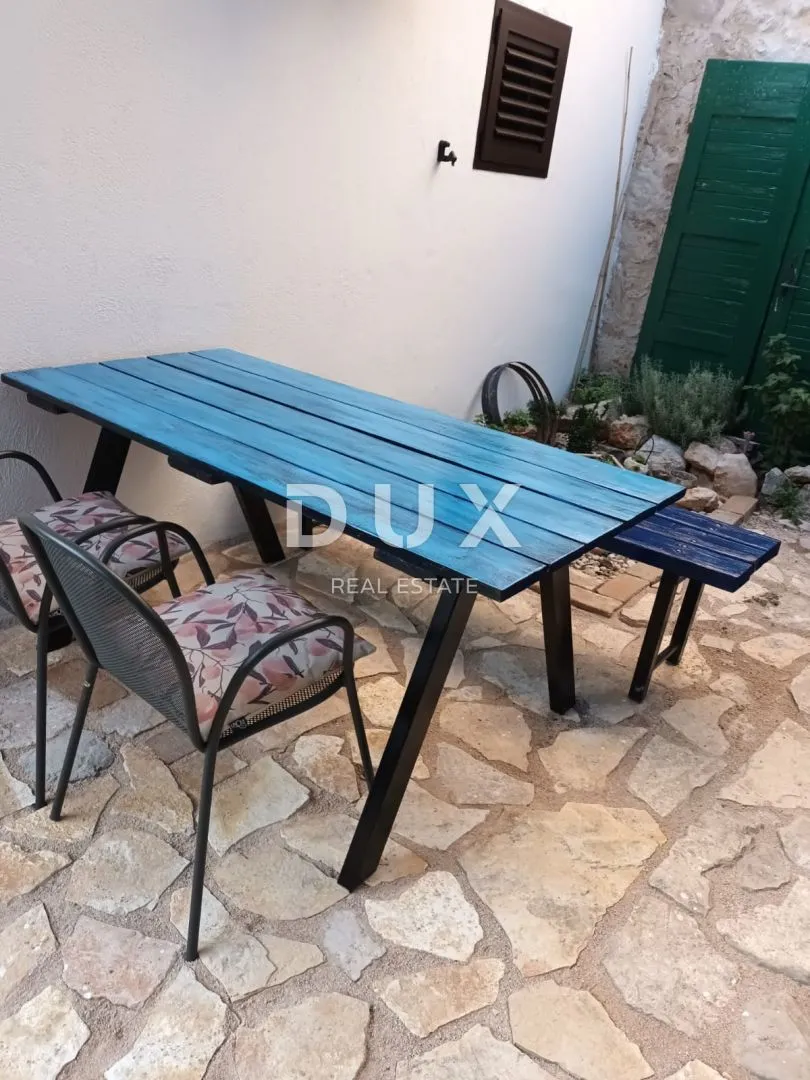 šibenik, centar - kuća u centru grada s tri apartmana i 230 m2 dvorišta i o - slika 12