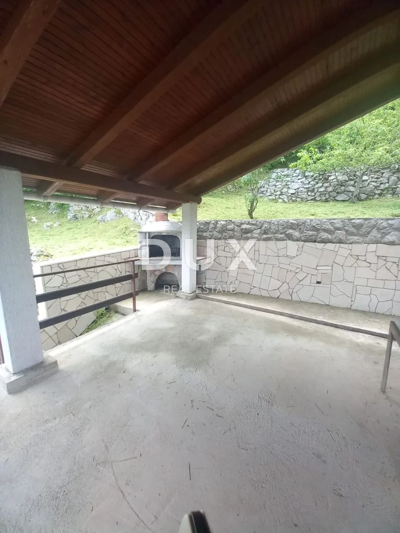 GORSKI KOTAR, LIČ - samostojeća kuća s garažom i okućnicom blizu jezera u Fužinama! PRILIKA! - Lič, Fužine